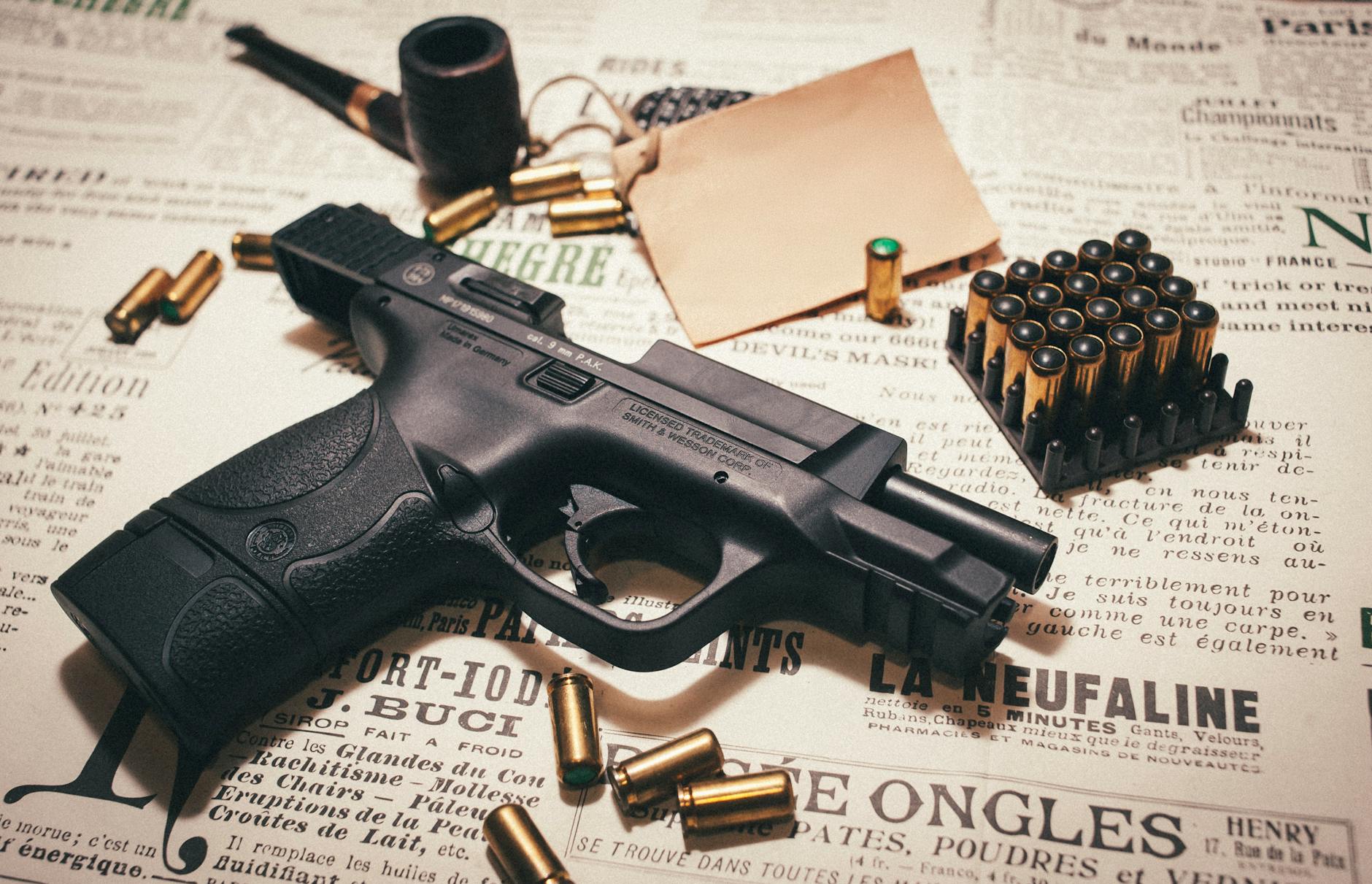 9×19 vs .45 ACP w testach żelatyny: kto ma lepszą penetrację Pistolet 9×19 z nabojami na starych dokumentach balistycznych