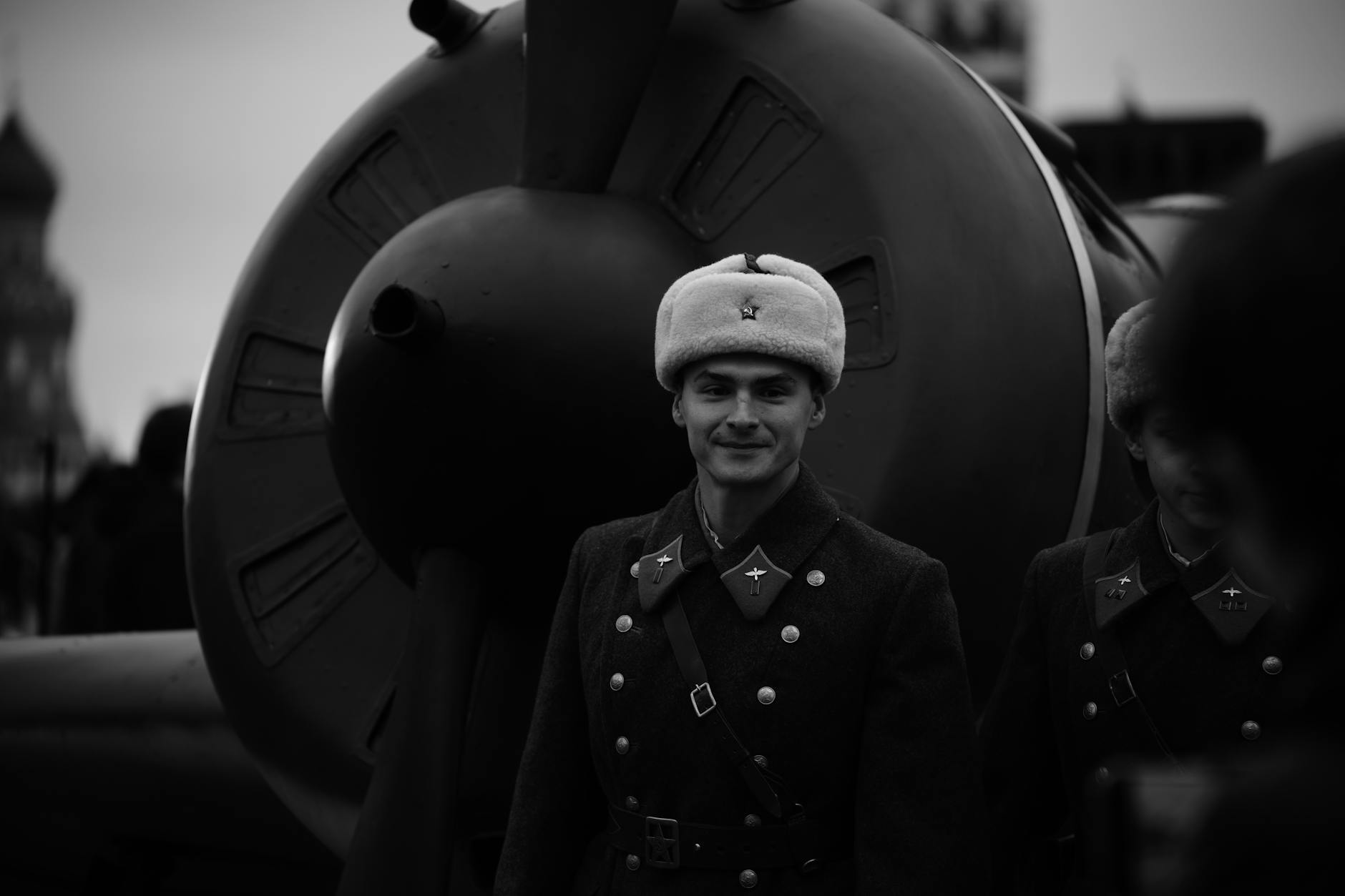 Radzieccy żołnierze przy starym samolocie w czarno-białej fotografii