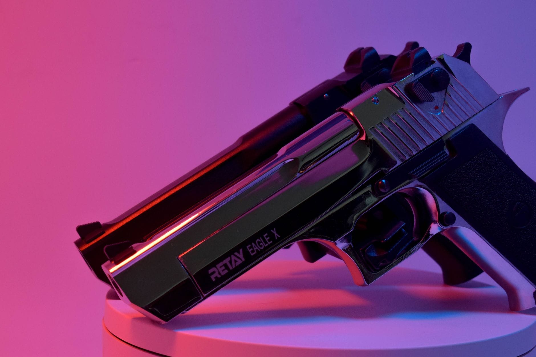Dwa pistolety Beretta w zbliżeniu w czerwono-niebieskim świetle Dwa pistolety Beretta w zbliżeniu w czerwono-niebieskim świetle