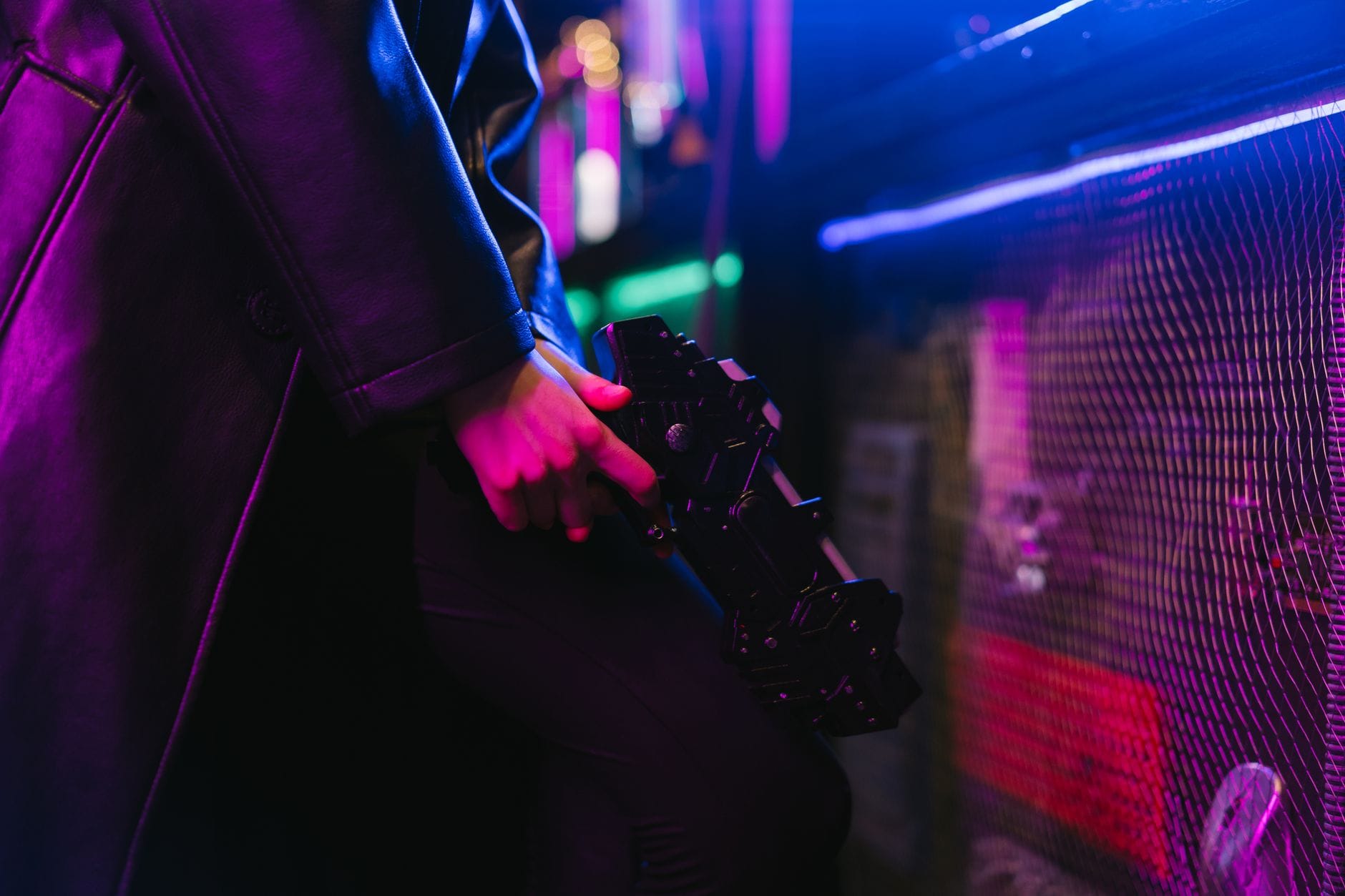 Broń w kinie science fiction: fantazja twórców a granice realizmu technicznego Postać z futurystyczną bronią w neonowej scenerii cyberpunk