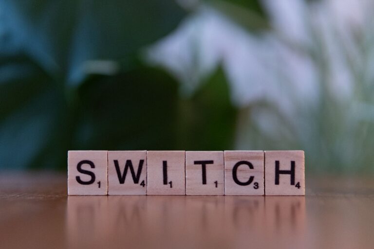 Drewniane płytki układające słowo Switch